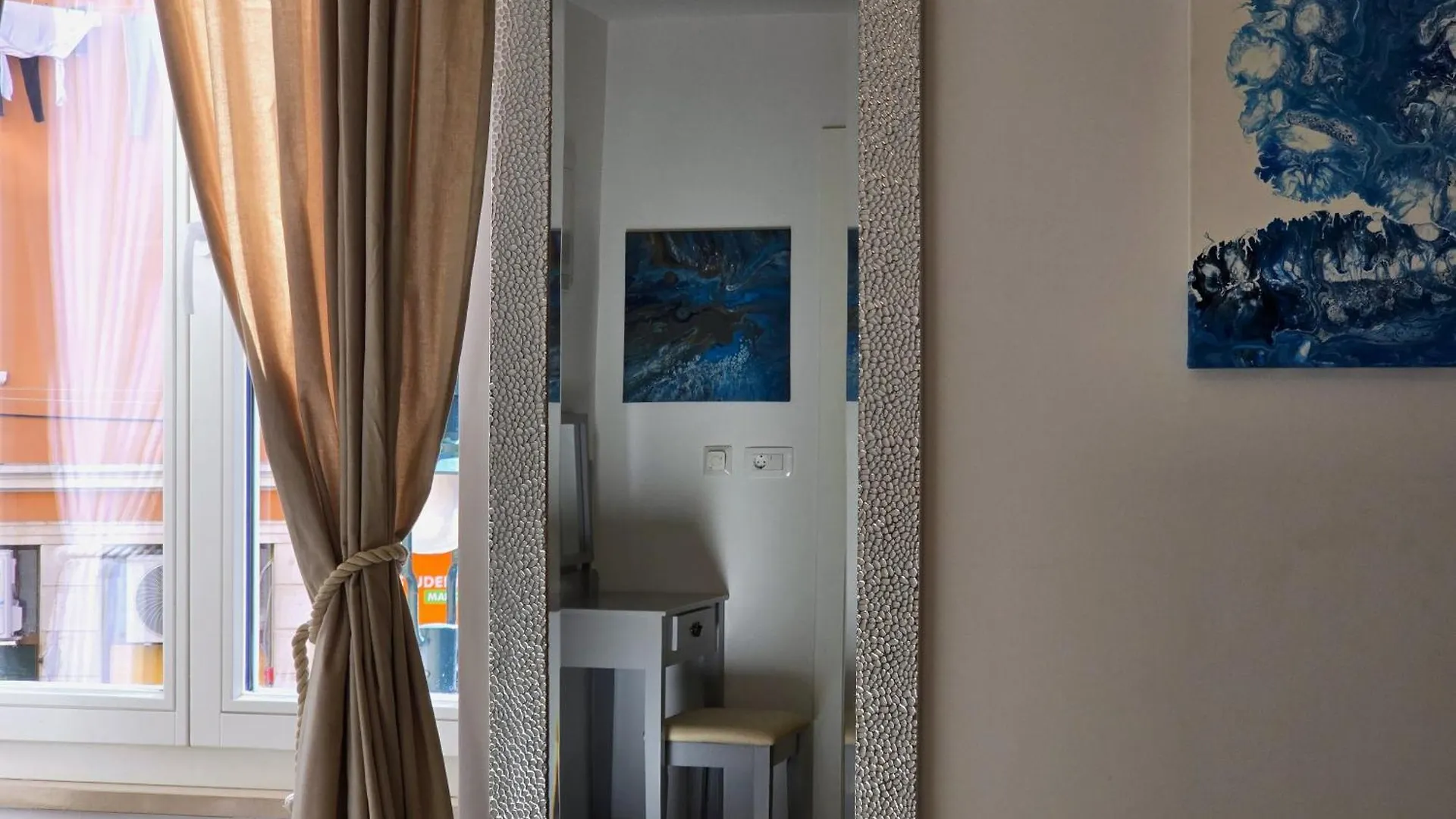 Bianco - Studio Apartment 로비니
